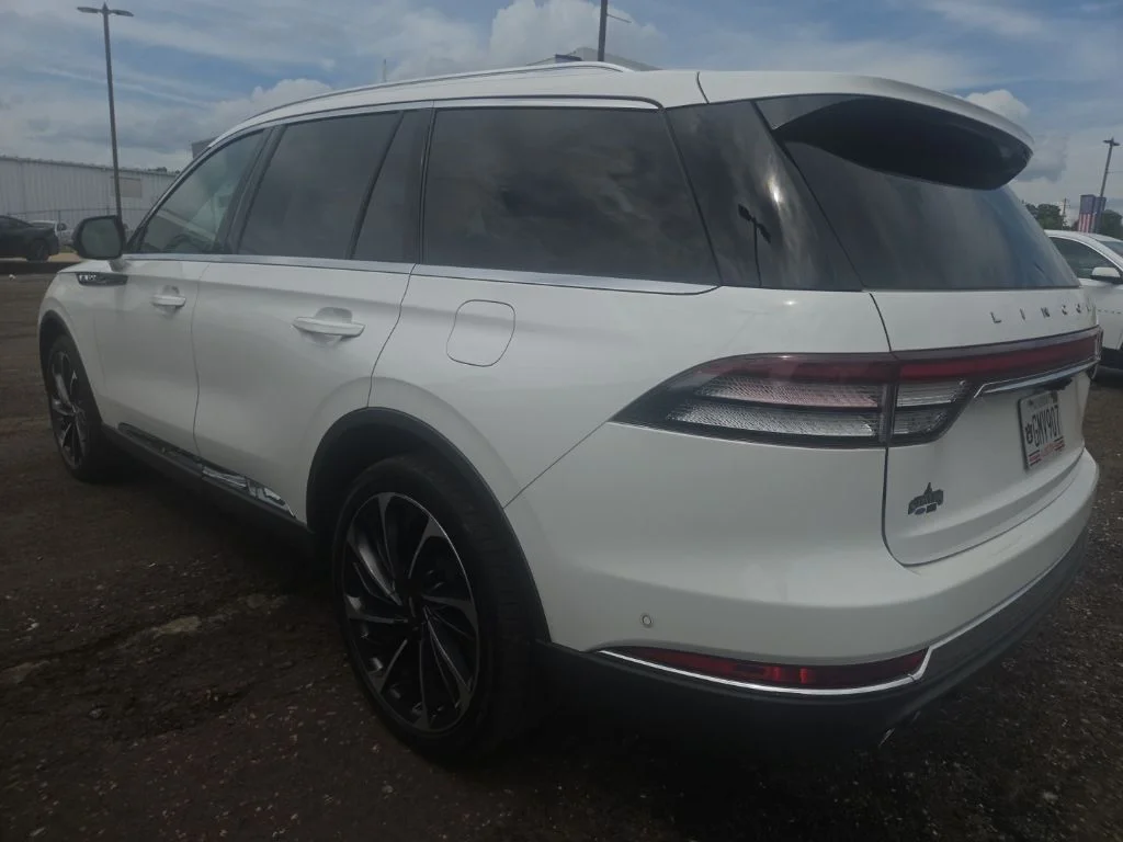 Used 2022 White Lincoln Reserve image 4