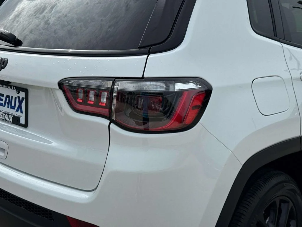 New 2026 White Jeep Latitude image 18