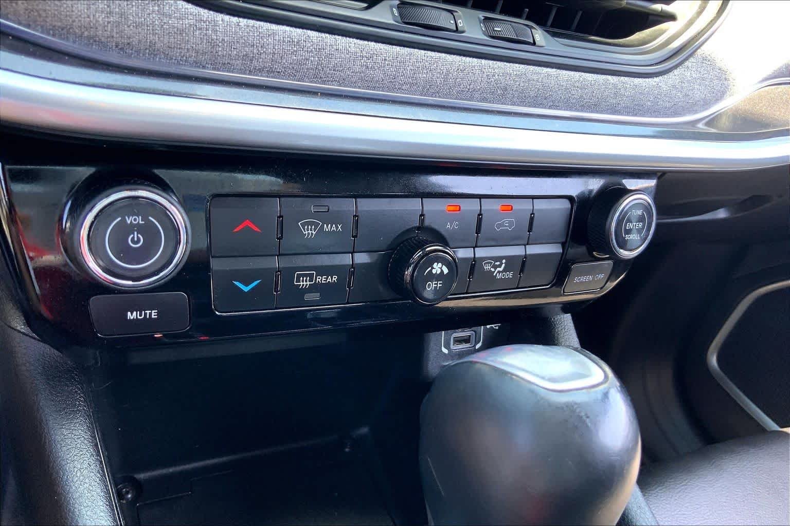 Used 2023 Bright White Clearcoat Jeep Latitude image 32
