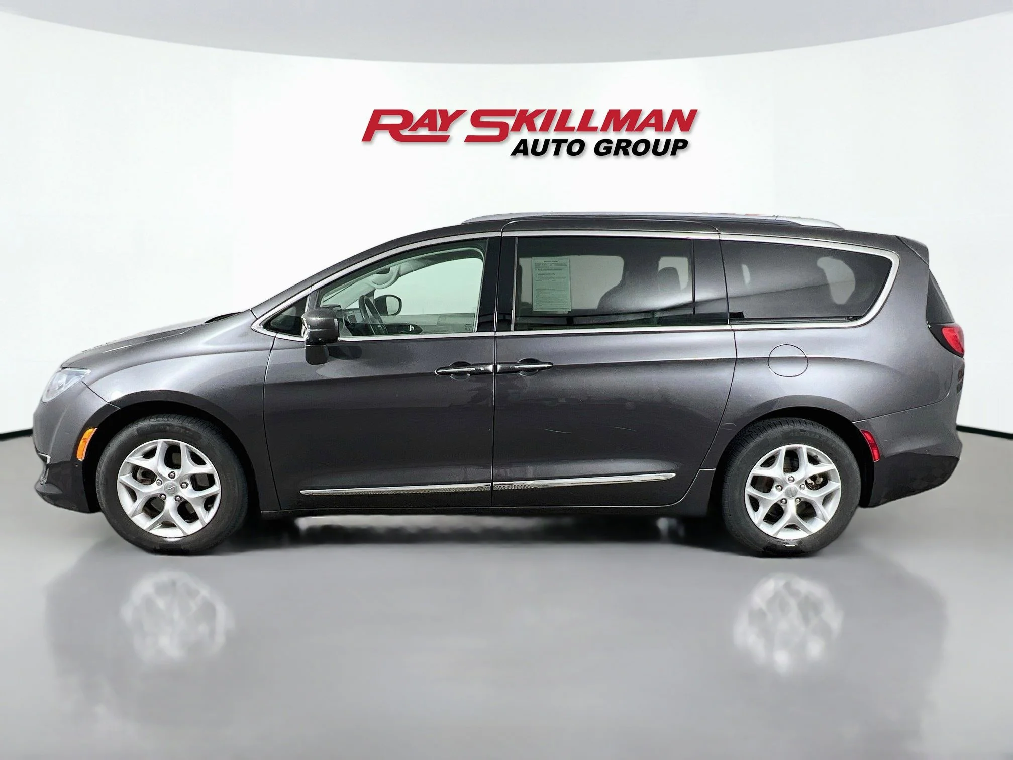 Used 2019 Granite Crystal Metallic Clearcoat Chrysler TOURING L PLUS image 4