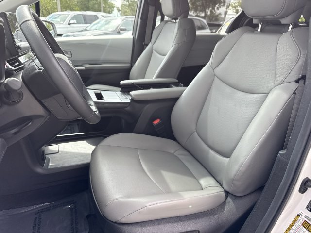 2025 Toyota Sienna XLE - Photo 11