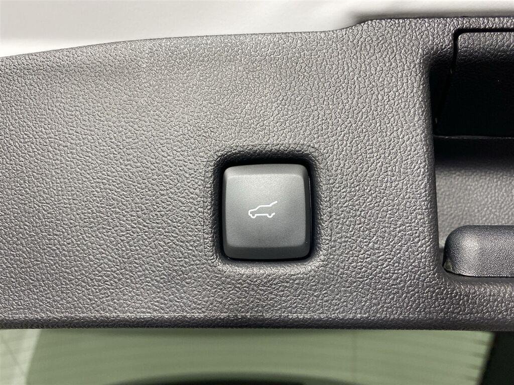Used 2025 Oxford White Ford Active image 26