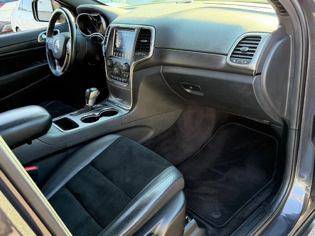 Used 2018 Gray Jeep Laredo E 4x2 image 17