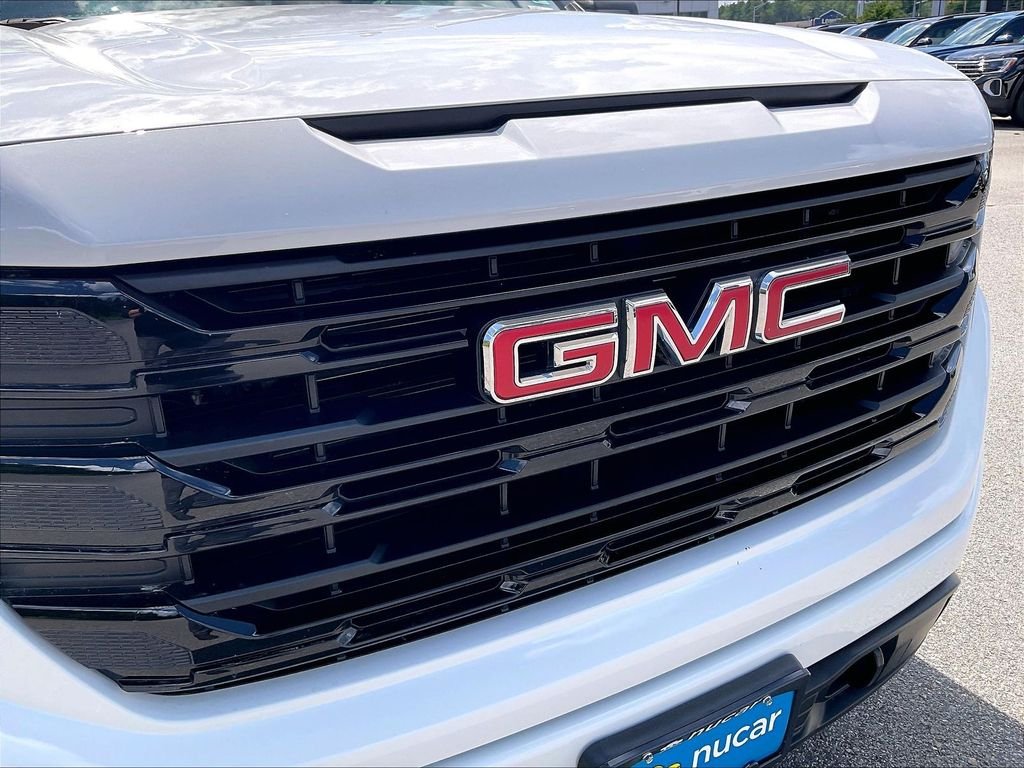 Used 2025 Summit White GMC Elevation image 29
