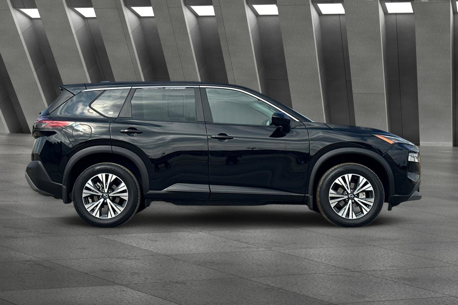 2023 Nissan Rogue SV photo 2