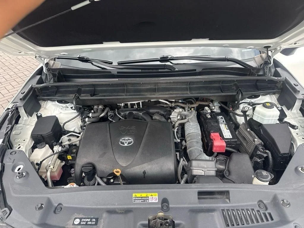 Used 2020 White Toyota XLE image 10