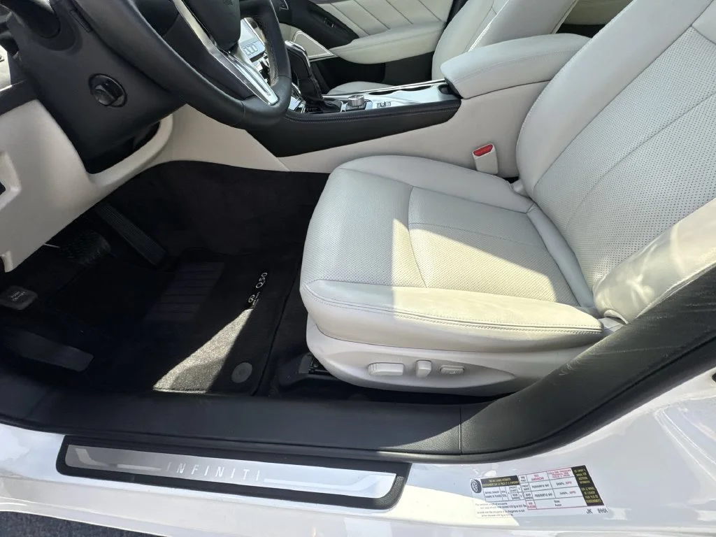 Used 2023 White INFINITI LUXE image 19