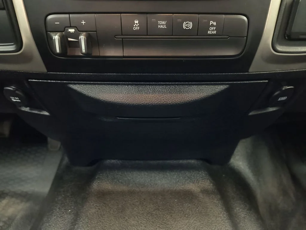 Used 2016 Bright White Ram SLT image 25