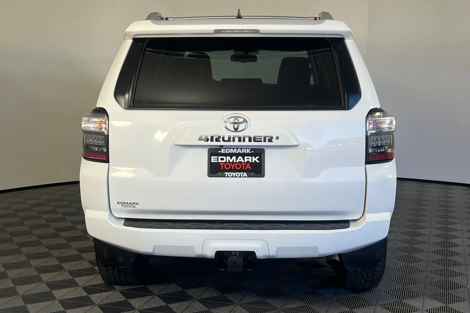 Used 2018 Super White Toyota SR5 Premium image 4