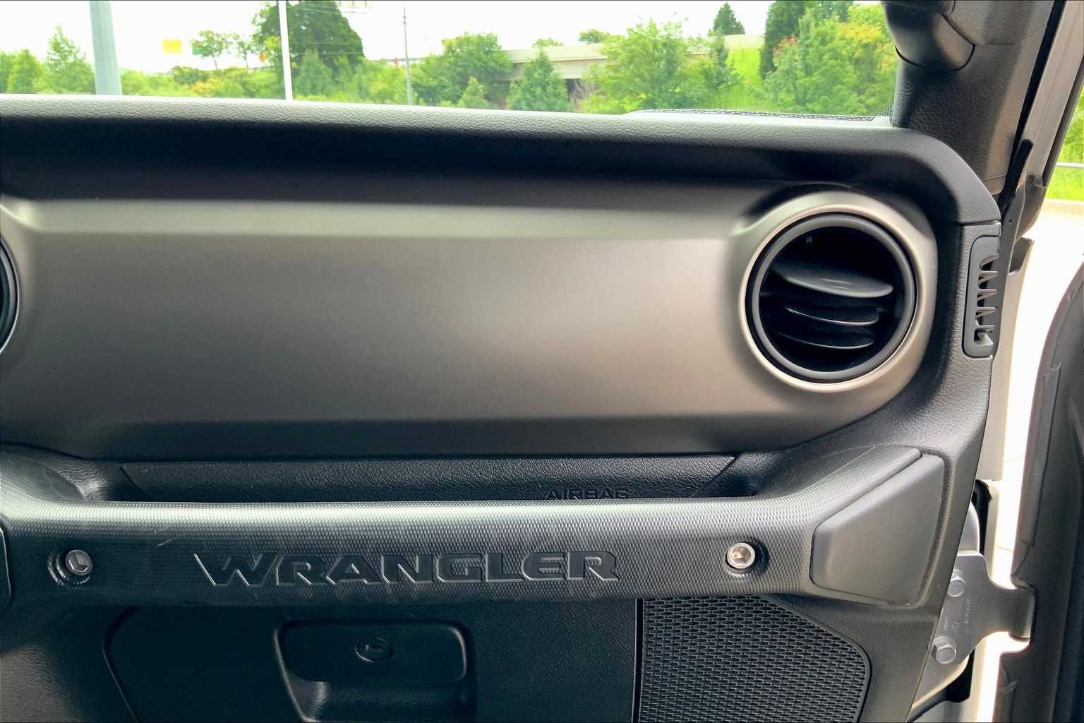 Used 2018 Billet Silver Metallic Clearcoat Jeep Sport S image 17