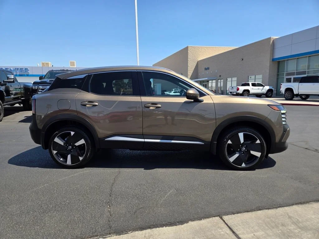 Used 2025 Canyon Bronze Met Nissan SR image 7