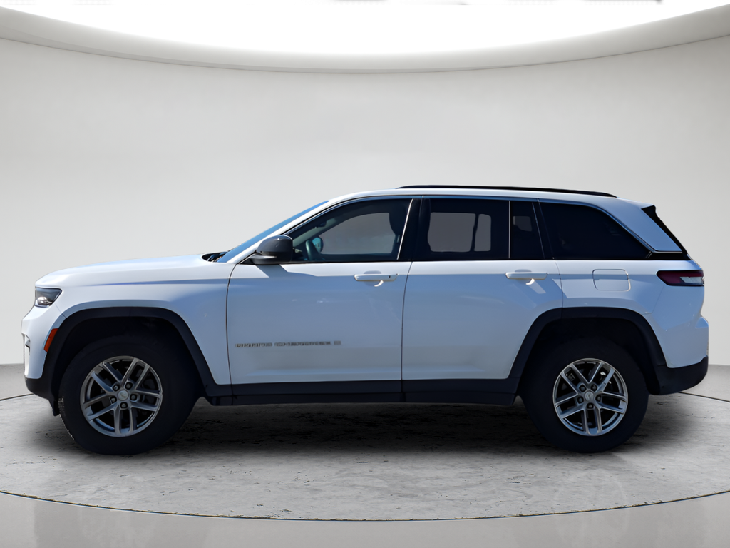 Used 2024 White Jeep Laredo X image 2