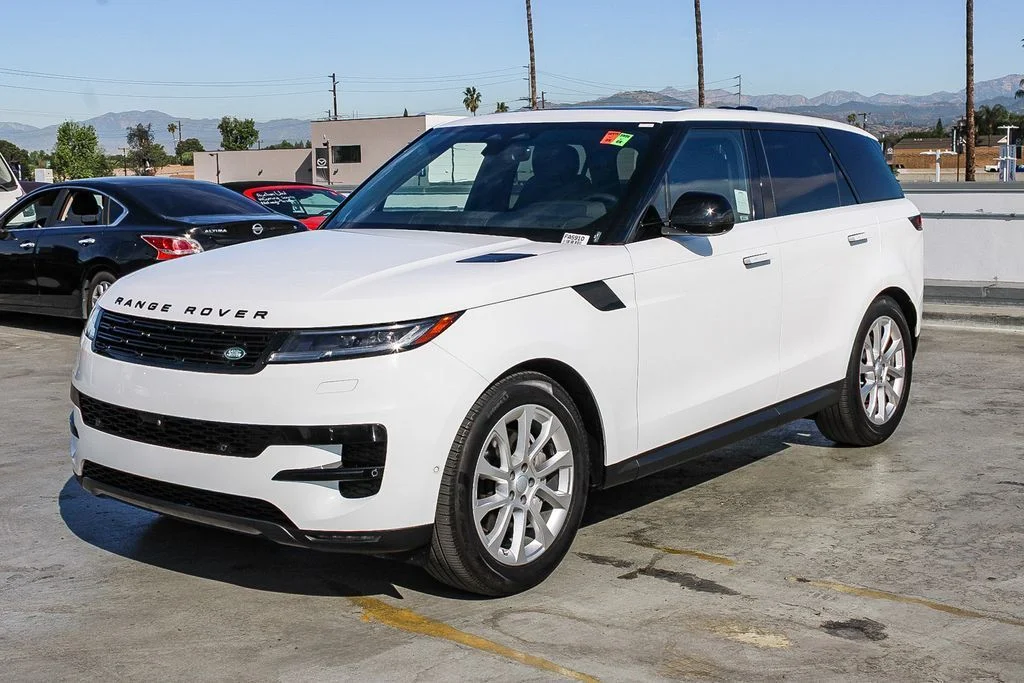 Used 2025  Land Rover SE image 4