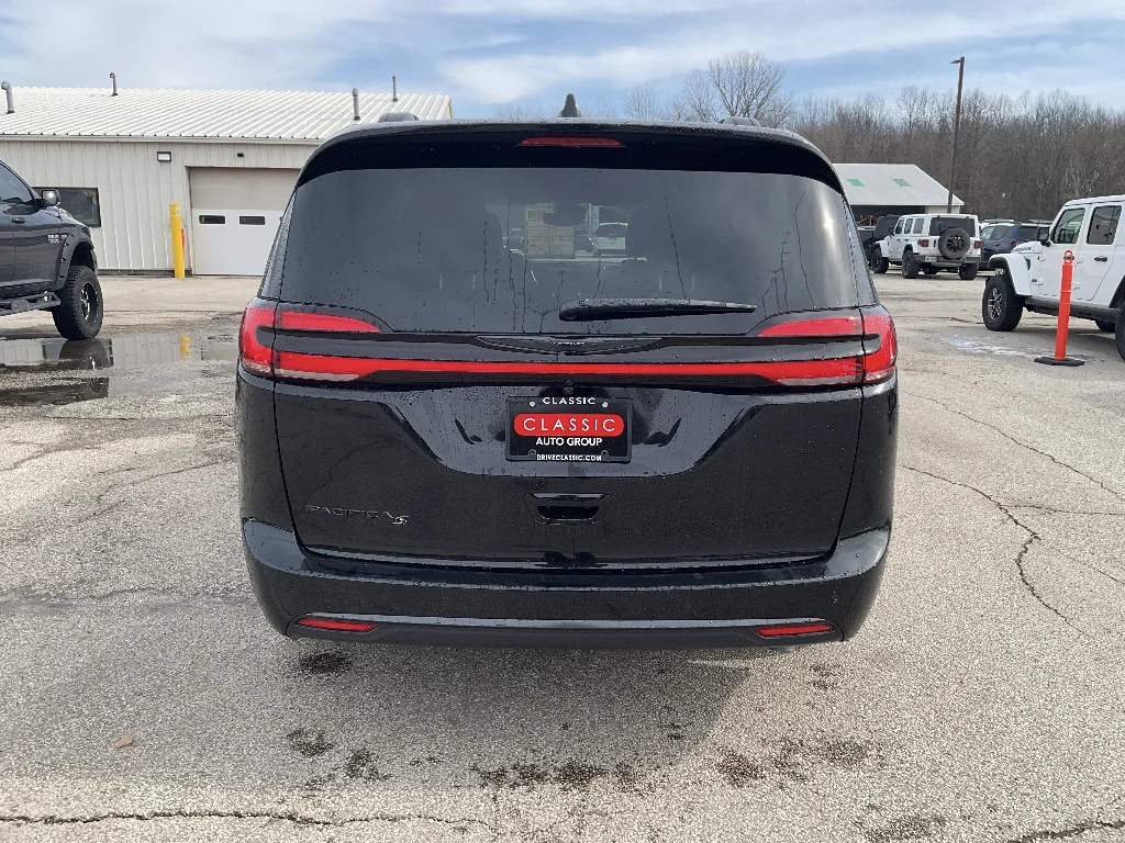 New 2026 Diamond Black Crystal Pearl-Coat Exterior Paint Chrysler Select image 6