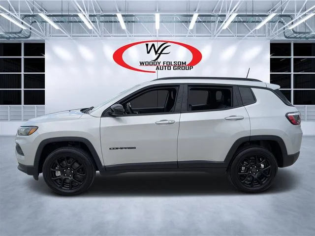 New 2026 Silver Zynith Metallic Clear-Coat Exterior Paint Jeep Latitude image 5