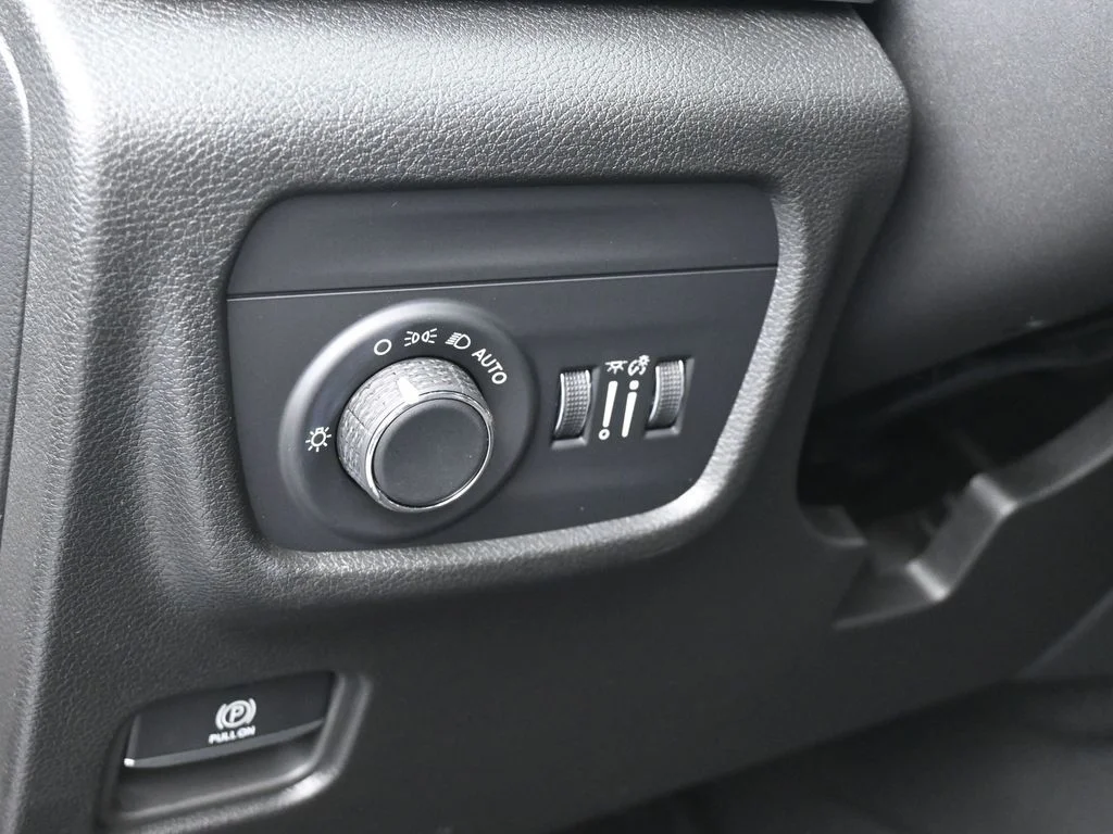 New 2026 Diamond Black Crystal Pearl-Coat Exterior Paint Jeep Altitude image 14