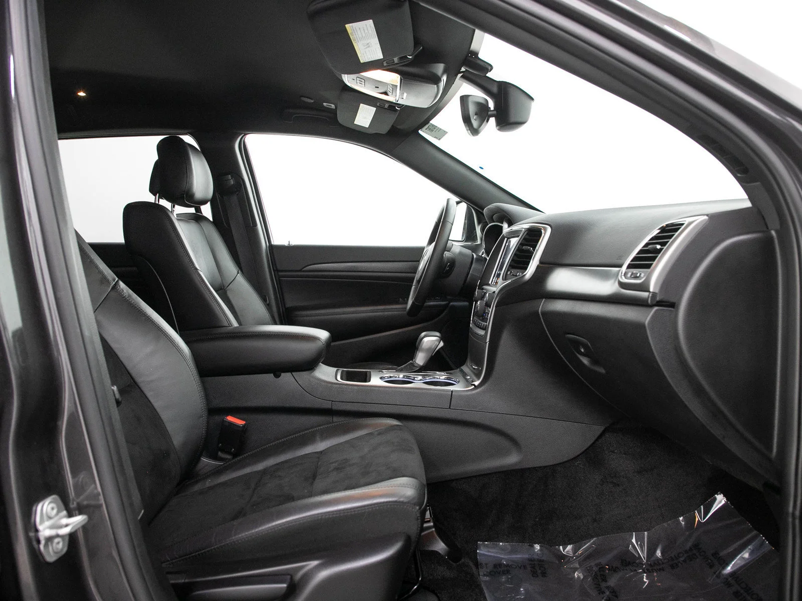 Used 2018 Granite Crystal Metallic Clearcoat Jeep Altitude image 13