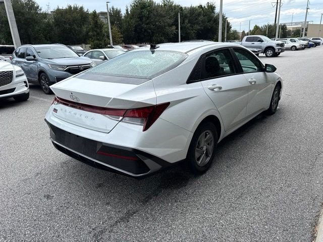 Used 2025 White Hyundai SE image 5