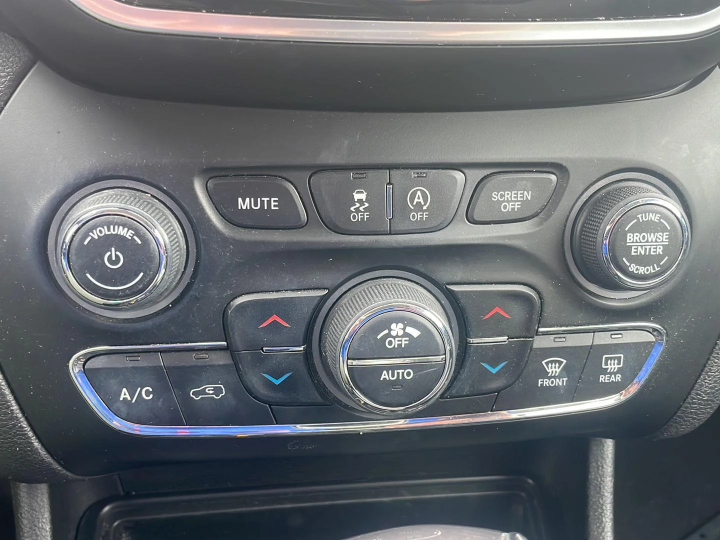 Used 2019 Velvet Red Pearlcoat Jeep Limited image 4