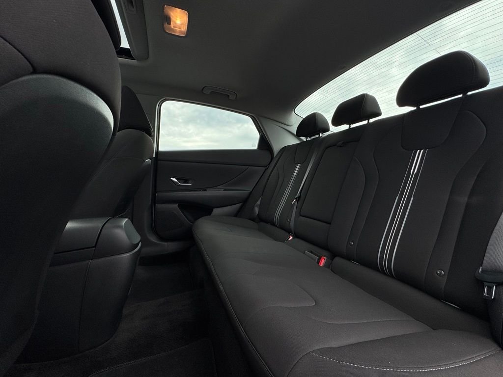 Used 2025 White Hyundai SEL Convenience image 18