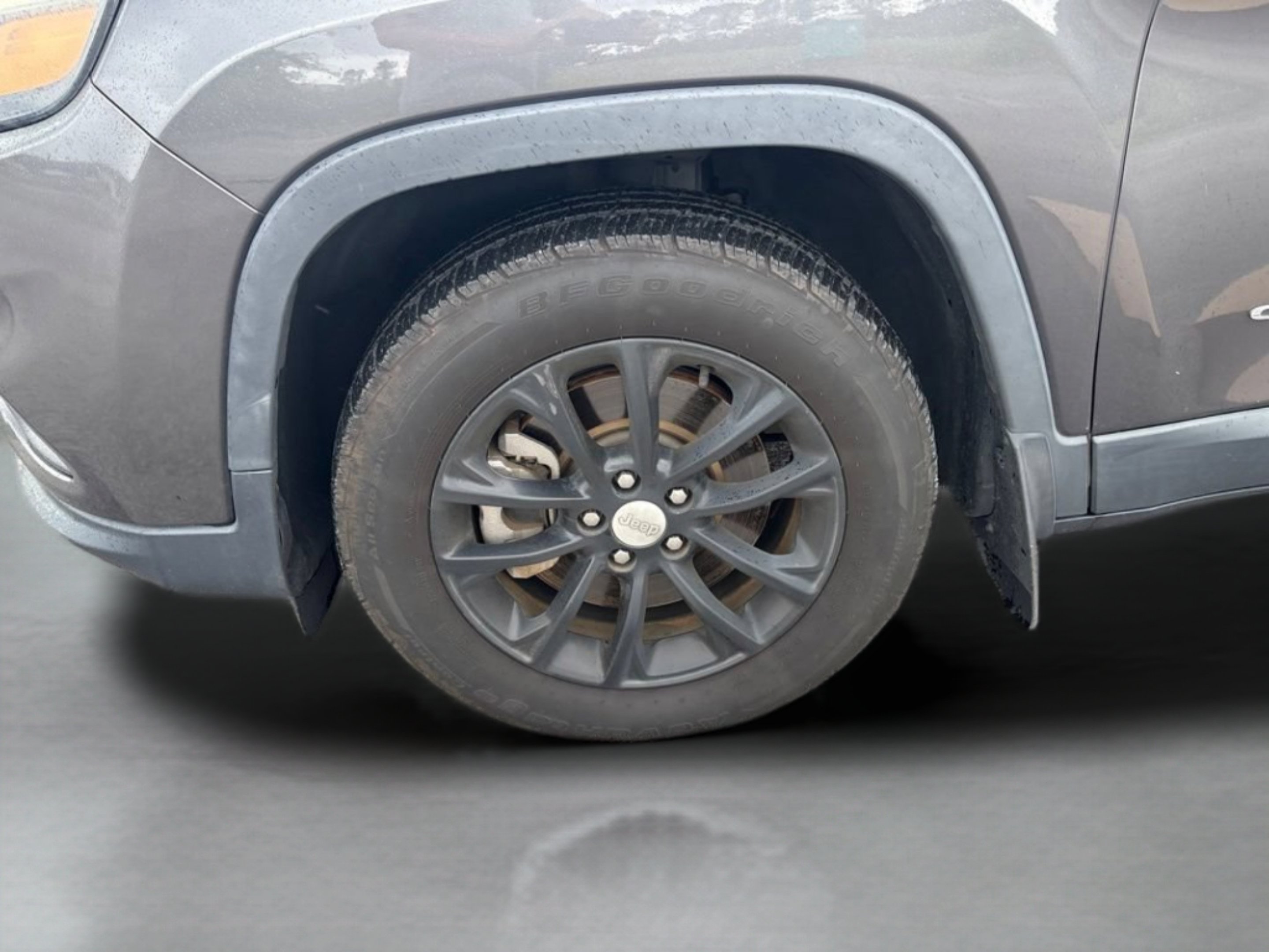Used 2019 Granite Crystal Metallic Clearcoat Jeep Latitude Plus image 31
