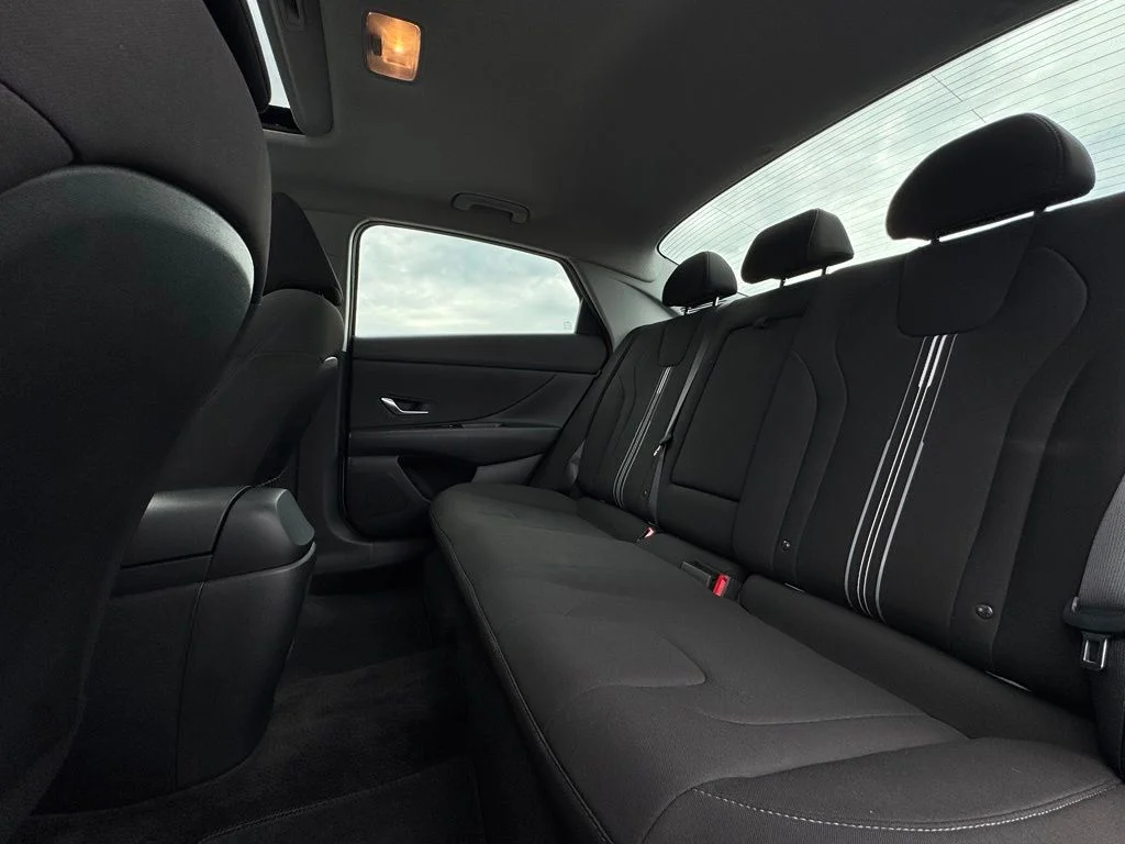 Used 2025 White Hyundai SEL Convenience image 18