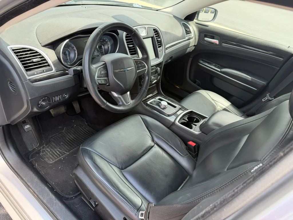 Used 2015 Silver Chrysler Limited image 4