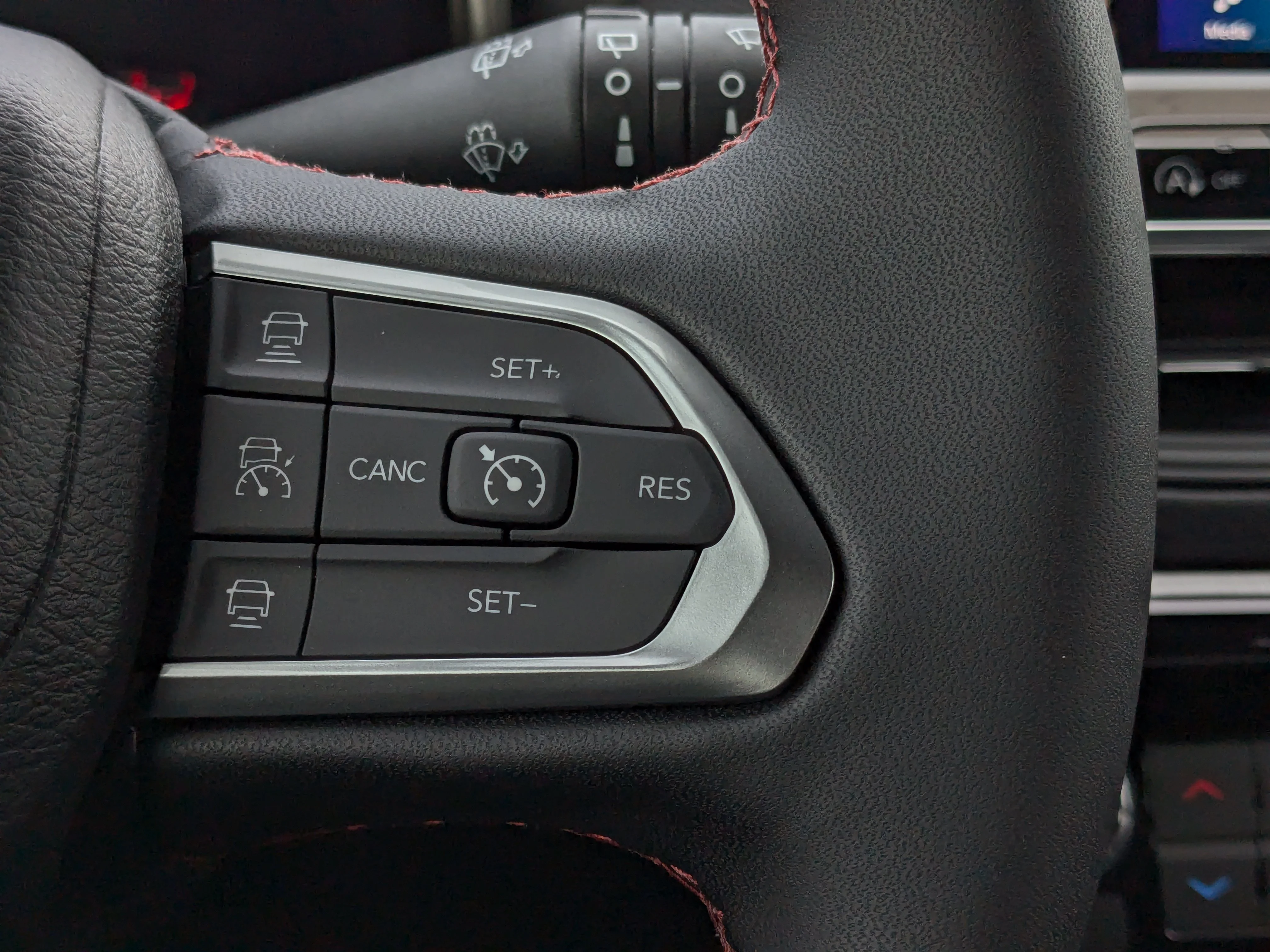 New 2026 White Jeep Trailhawk - Sun Sound & Nav Group - Pano Roof - Alpine Speakers image 18