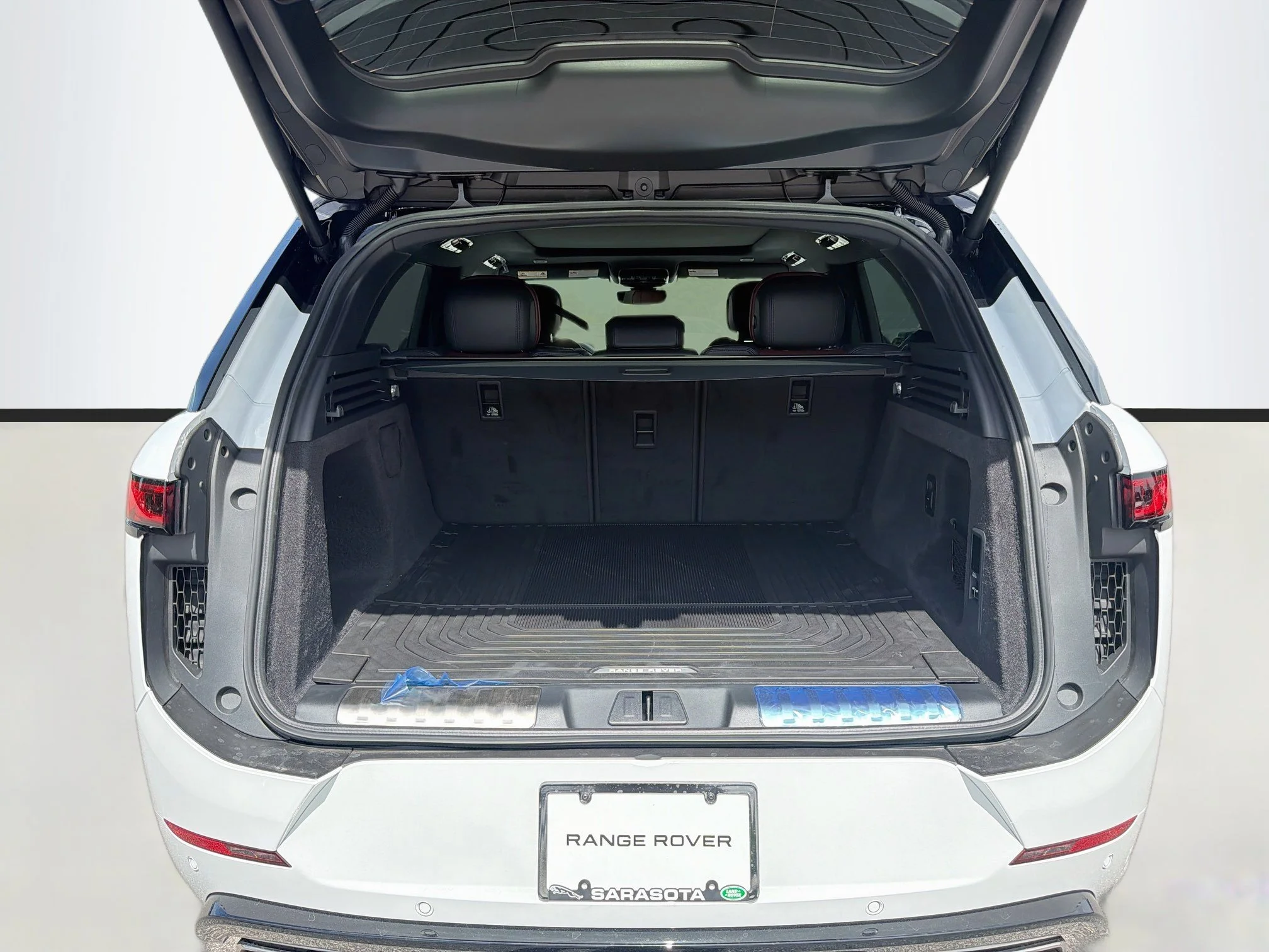 New 2026 Fuji White Land Rover Dynamic SE image 12