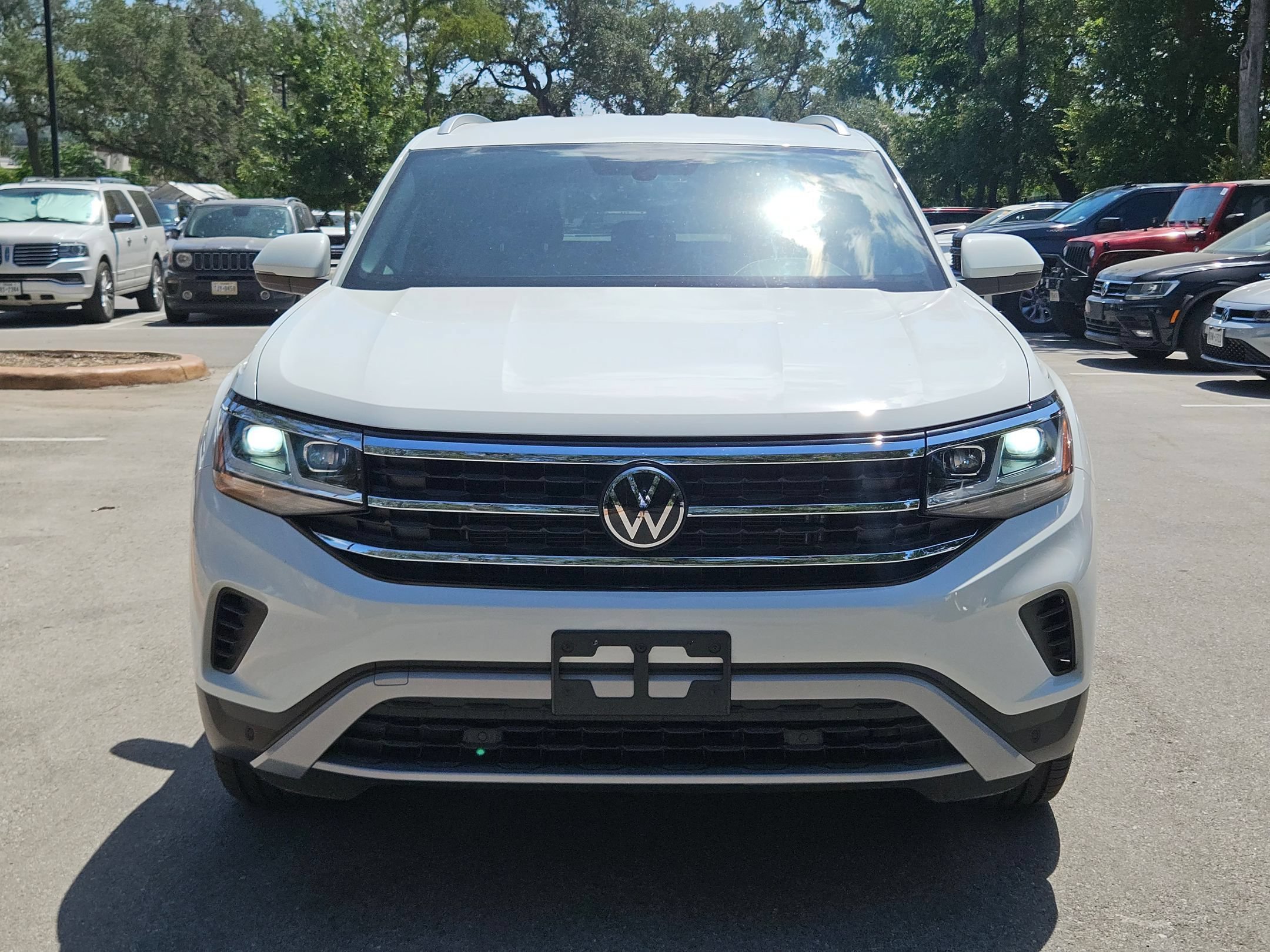 Used 2021 Pure White Volkswagen 3.6L V6 SE w/Technology image 8