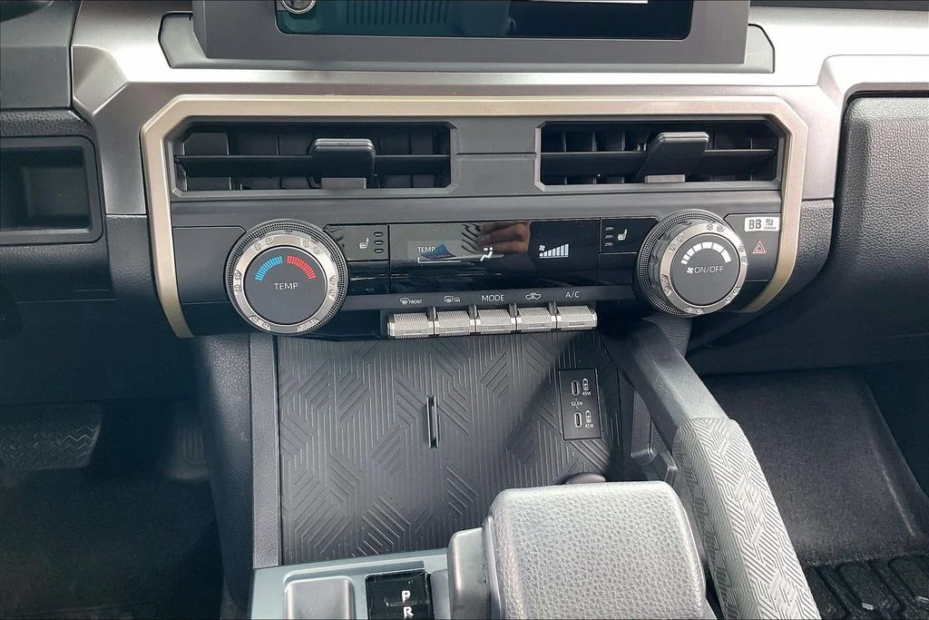 Used 2024  Toyota SR5 image 32