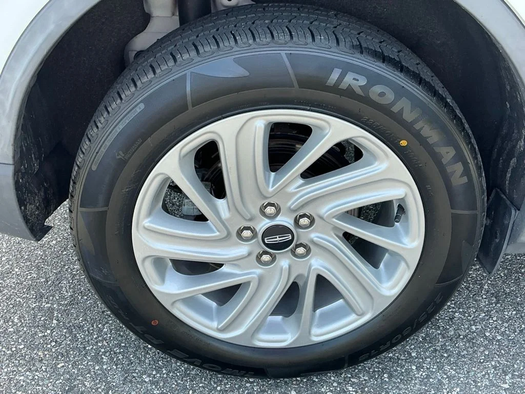 Used 2021 White Lincoln Standard image 19
