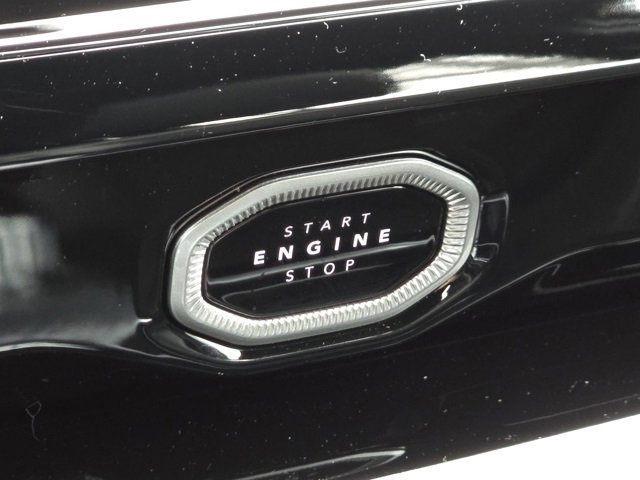 New 2026 Diamond Black Crystal Pearl-Coat Exterior Paint Jeep Laredo Altitude image 17