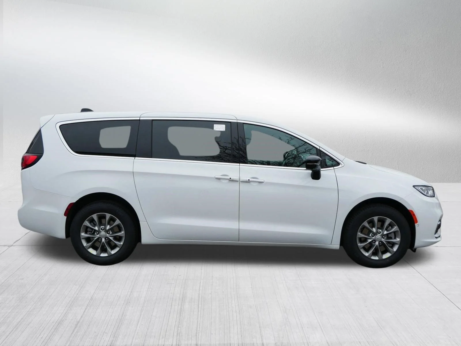 New 2026 Bright White Clear-Coat Exterior Paint Chrysler Limited image 8