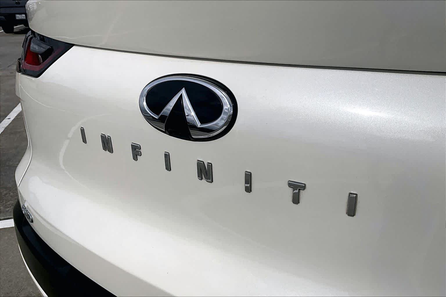 Used 2023 Majestic White INFINITI LUXE image 30