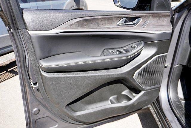 New 2026 Baltic Gray Metallic Clear-Coat Exterior Paint Jeep Limited image 27