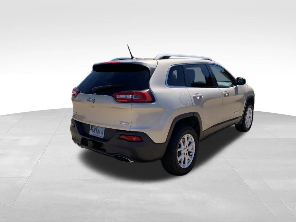 Used 2015 Beige Jeep Latitude image 18