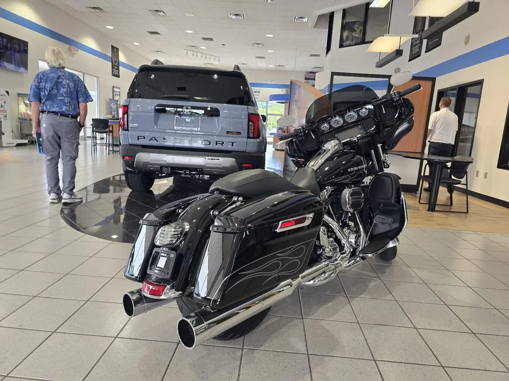 Used 2016 Crystal Black Pearl Harley-Davidson  image 3