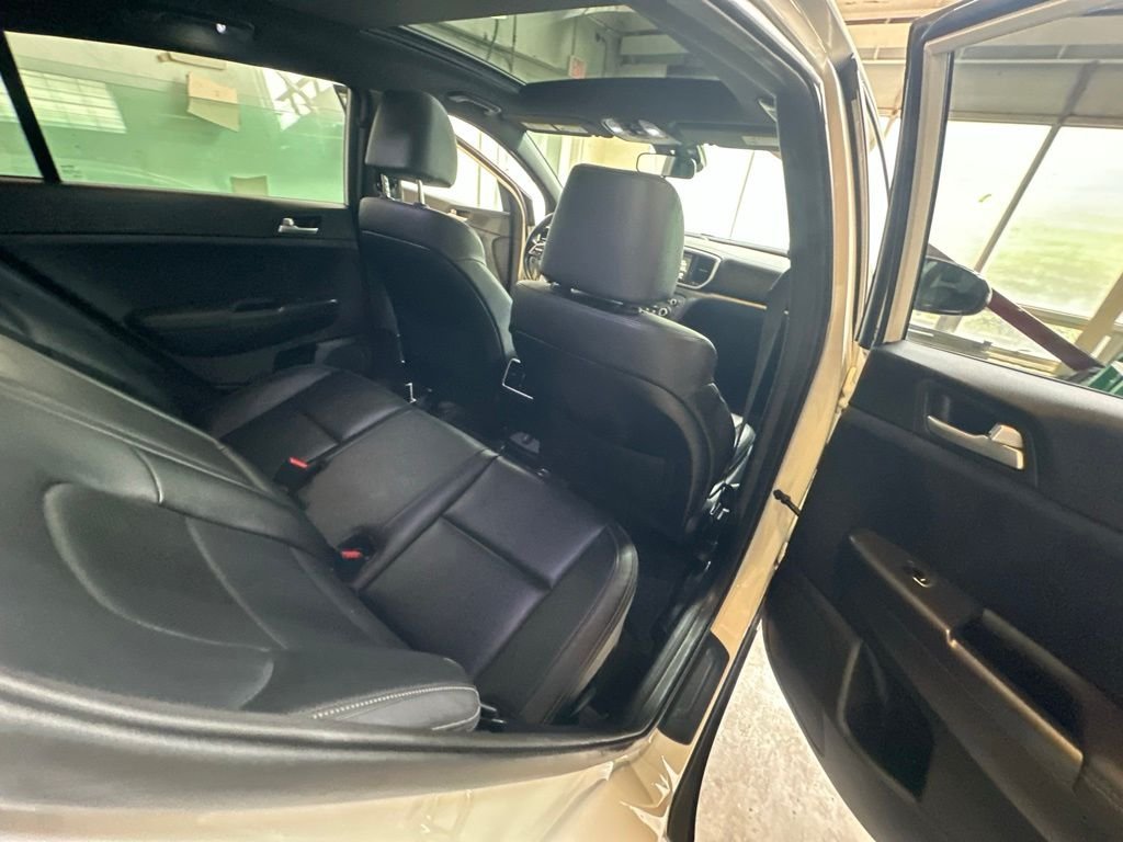 Used 2022 White Kia Nightfall image 30