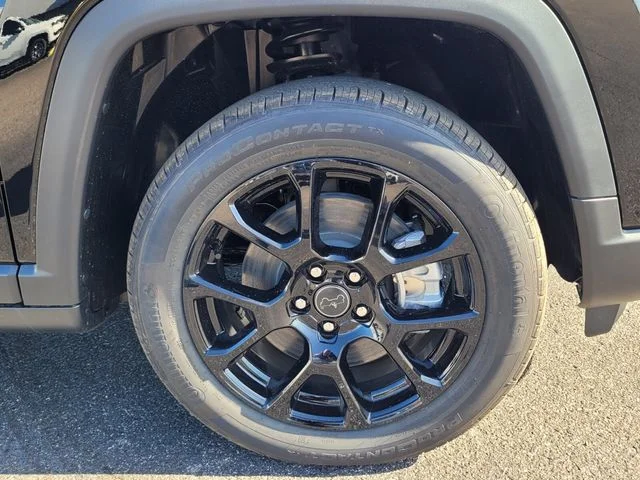 New 2026 Diamond Black Crystal Pearl-Coat Exterior Paint Jeep Latitude image 9
