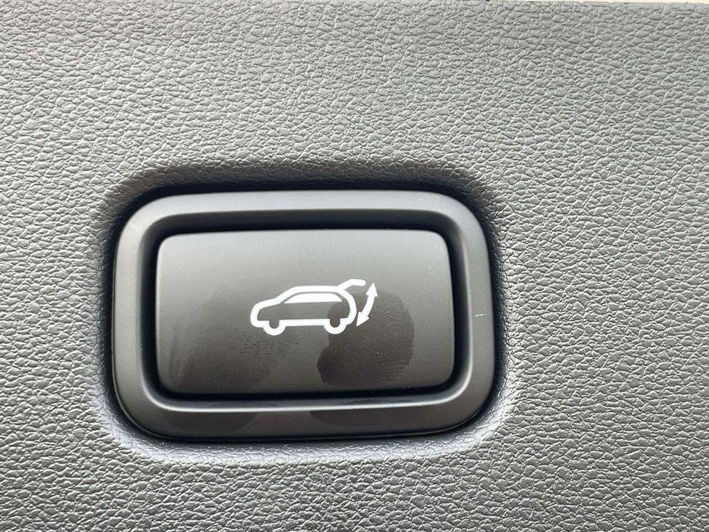New 2026 White Hyundai SEL Premium FWD image 9