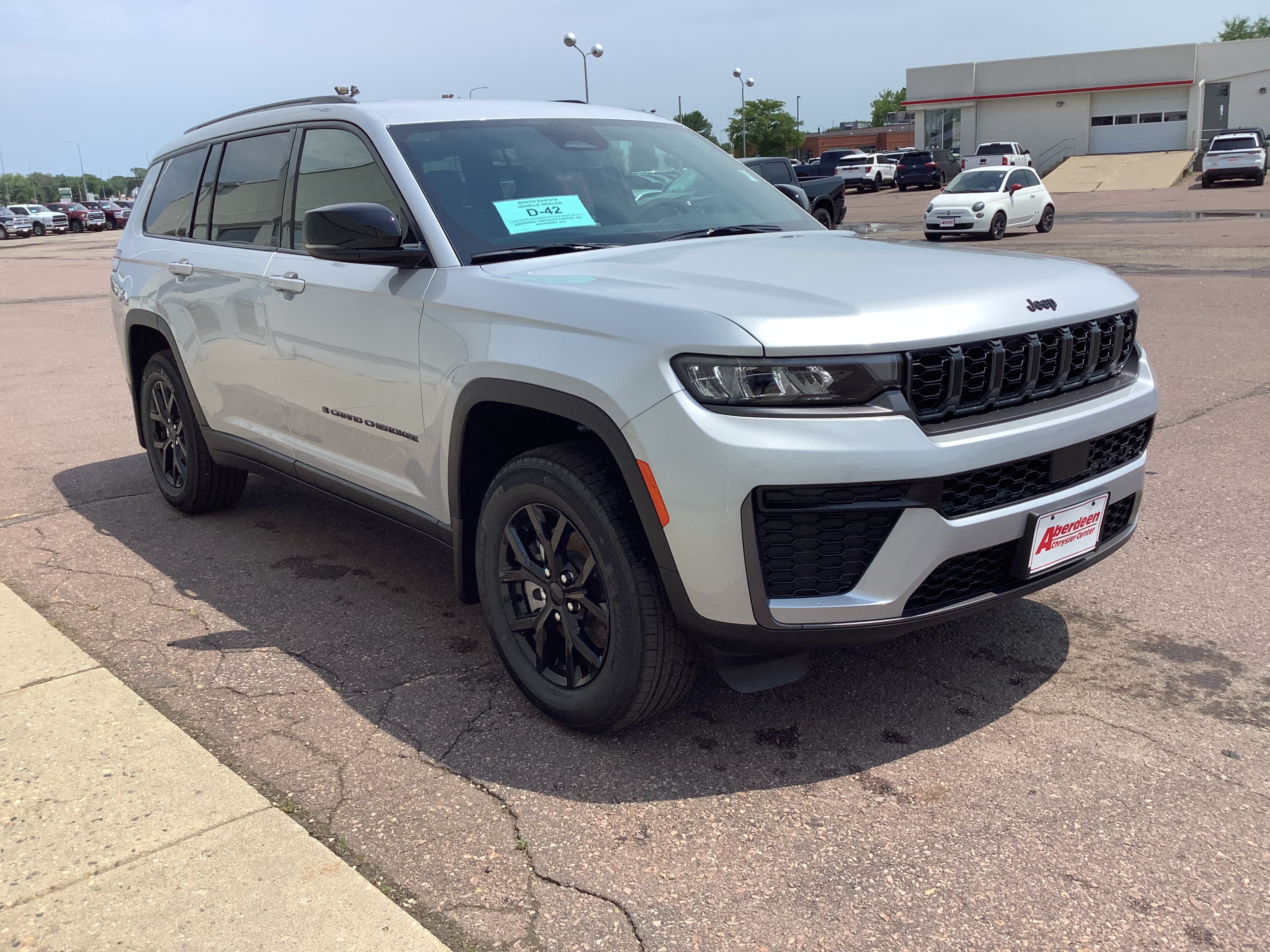 New 2026 Silver Zynith Exterior Paint Jeep Altitude image 4