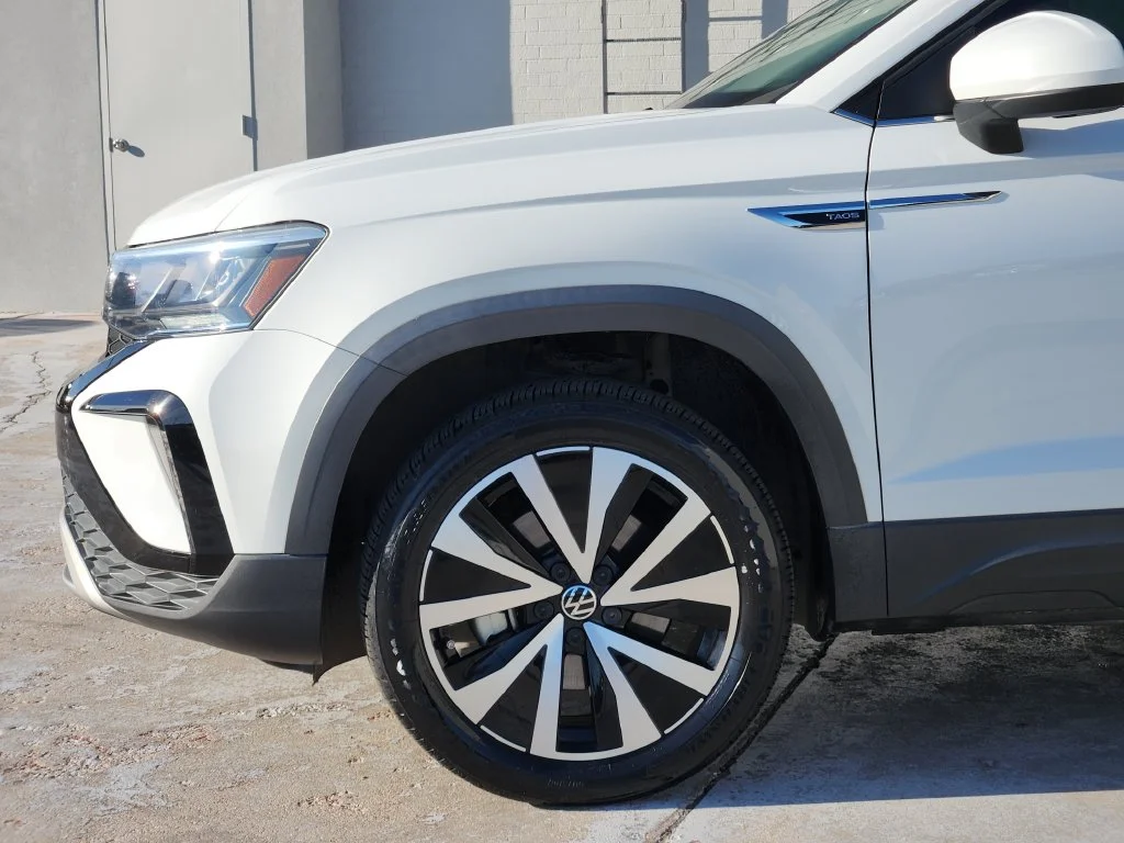 Used 2022 Pure White Volkswagen SE image 9