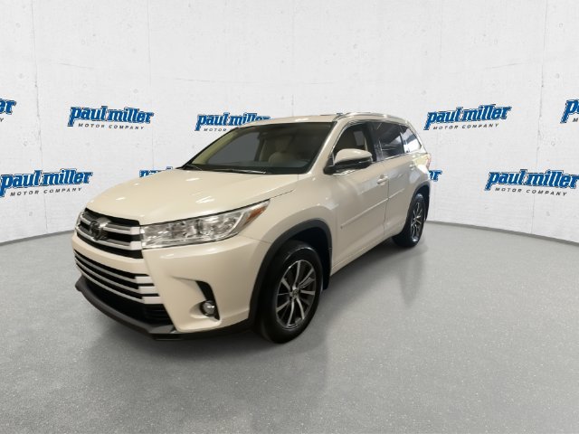 Used 2017 White Toyota XLE image 5