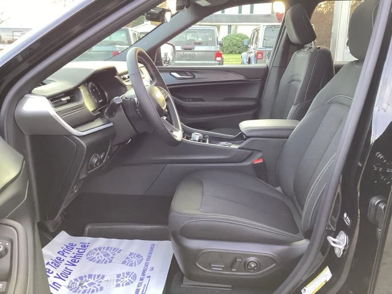 2025 Jeep Grand Cherokee Laredo - Photo 28