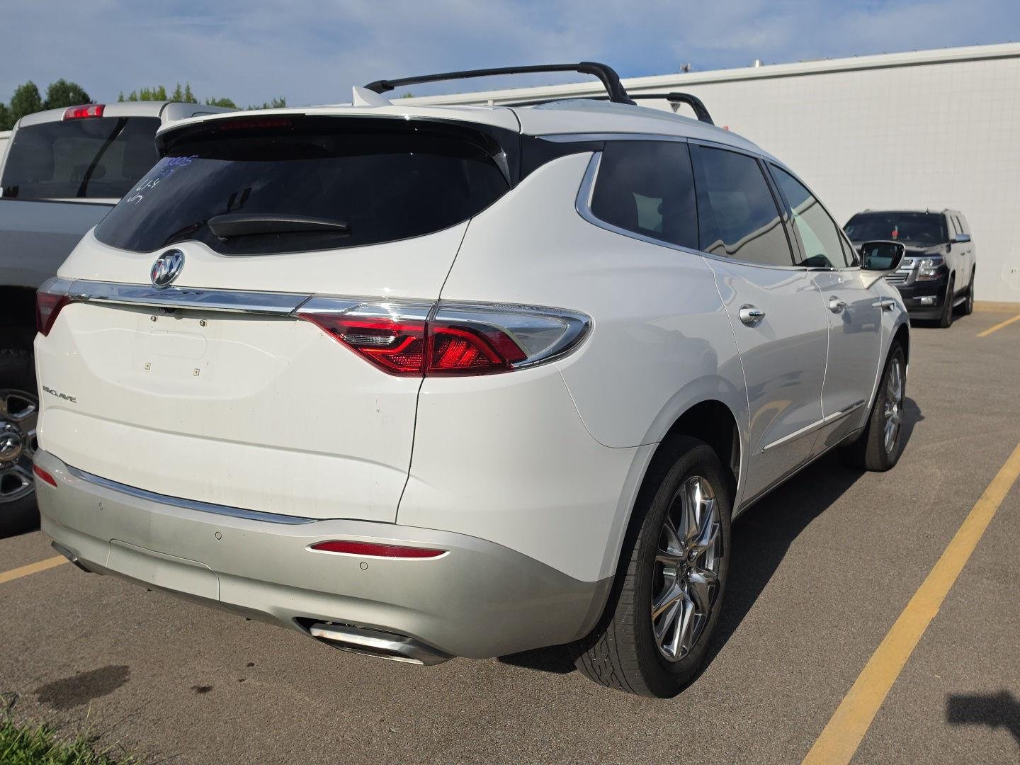 Used 2023 Summit White Buick Essence image 3