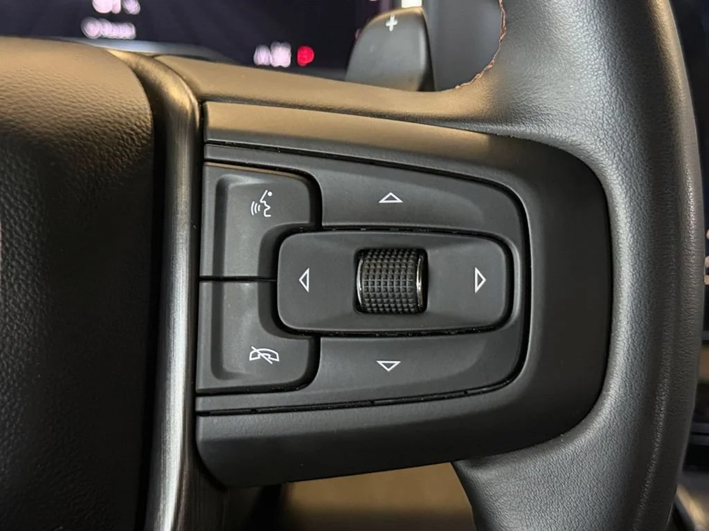 Used 2025 Sterling Metallic GMC AT4 image 34