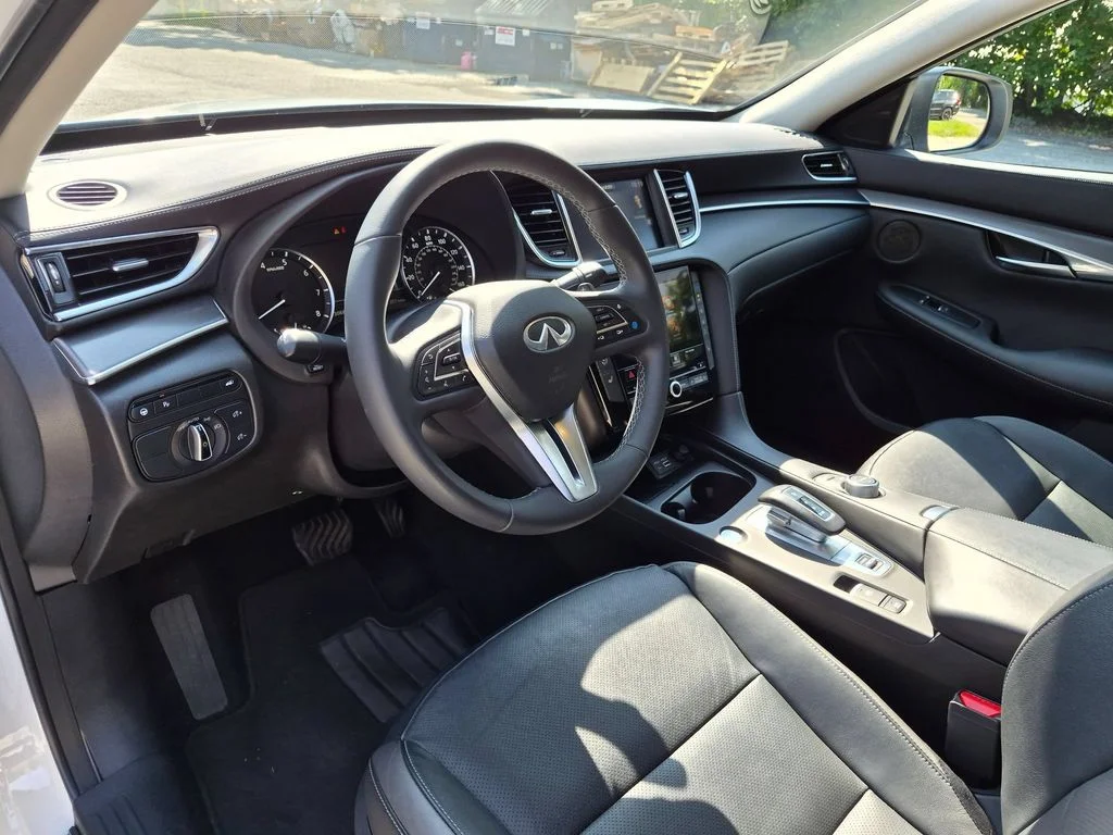 Used 2023 White INFINITI LUXE image 13