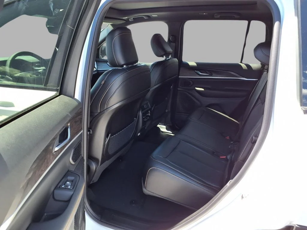 New 2026 Bright White Clear-Coat Exterior Paint Jeep  image 24