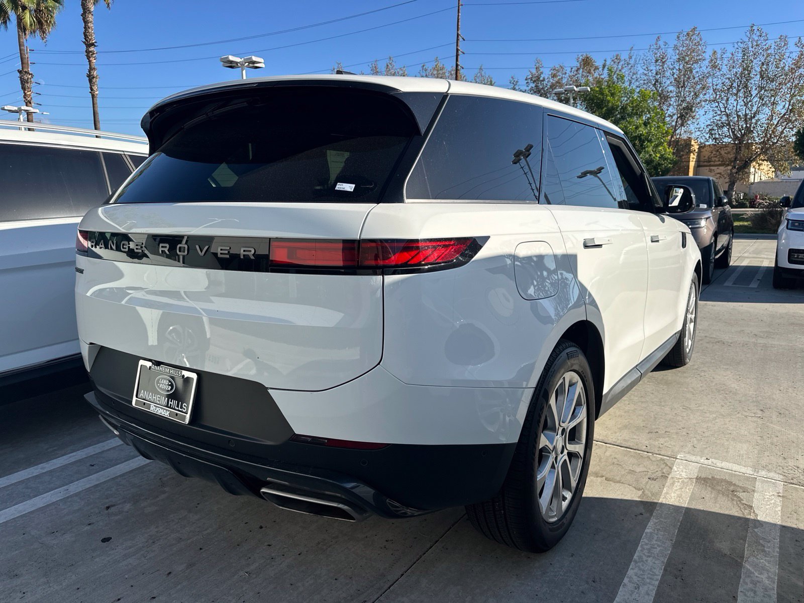 Used 2025 Fuji White Land Rover SE image 3